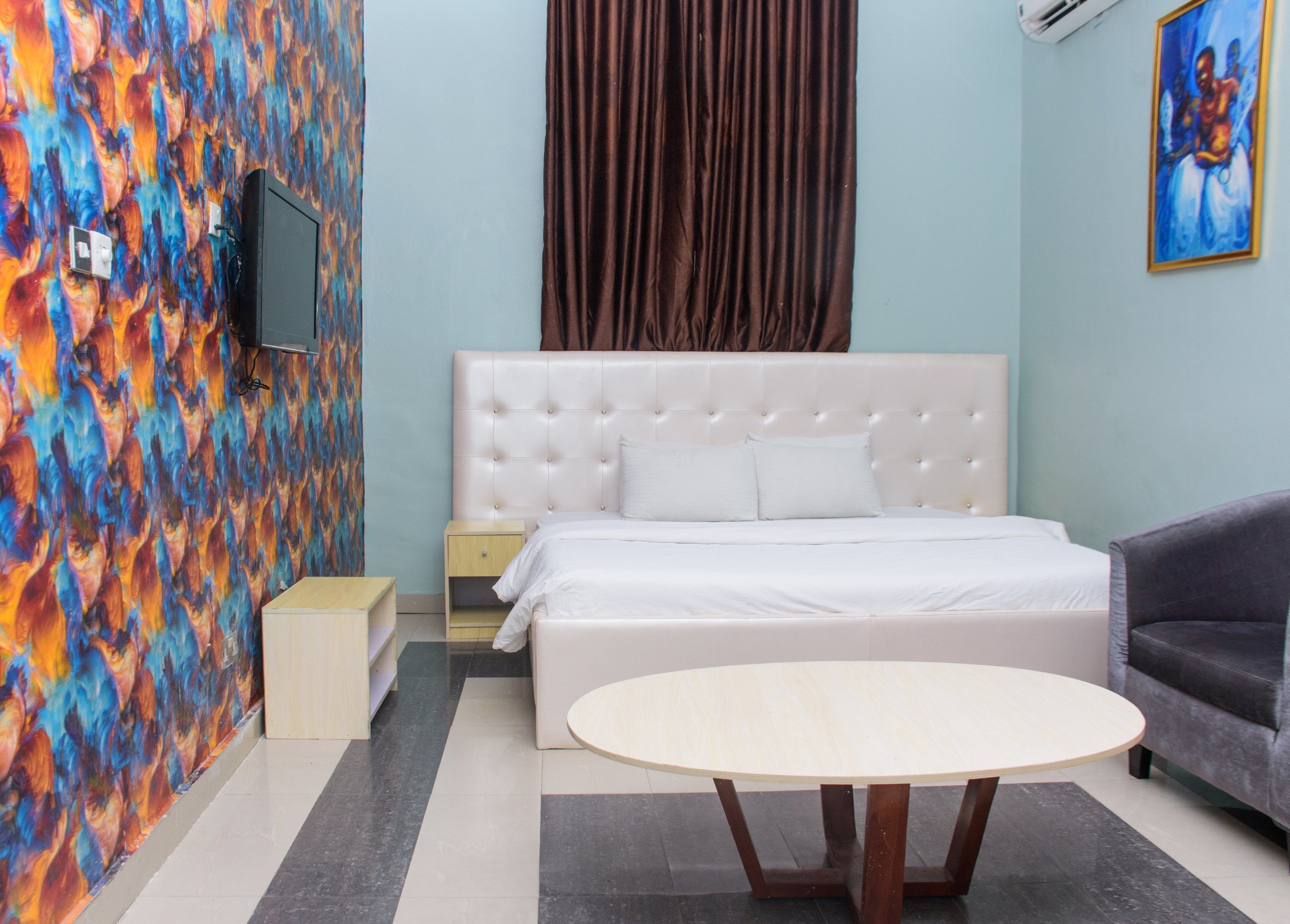 Cortinas blackout, wifi gratis y ropa de cama 