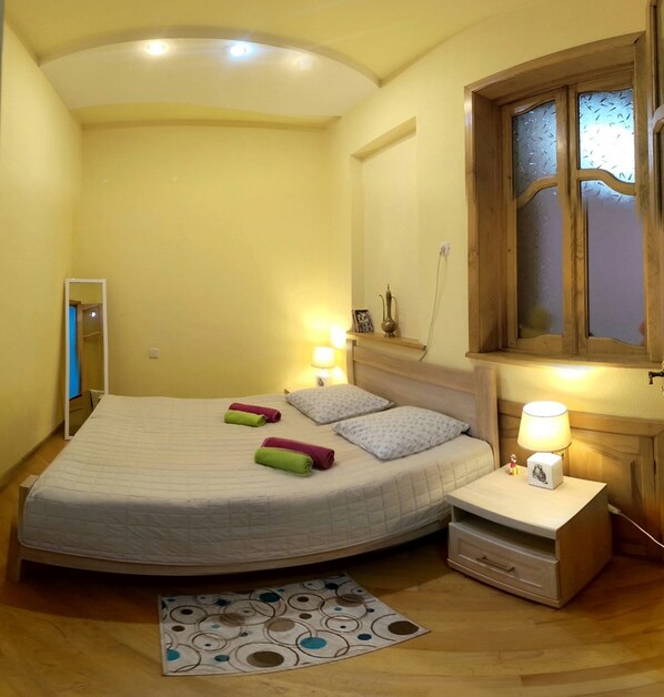 2 bedrooms, desk, iron/ironing board, WiFi