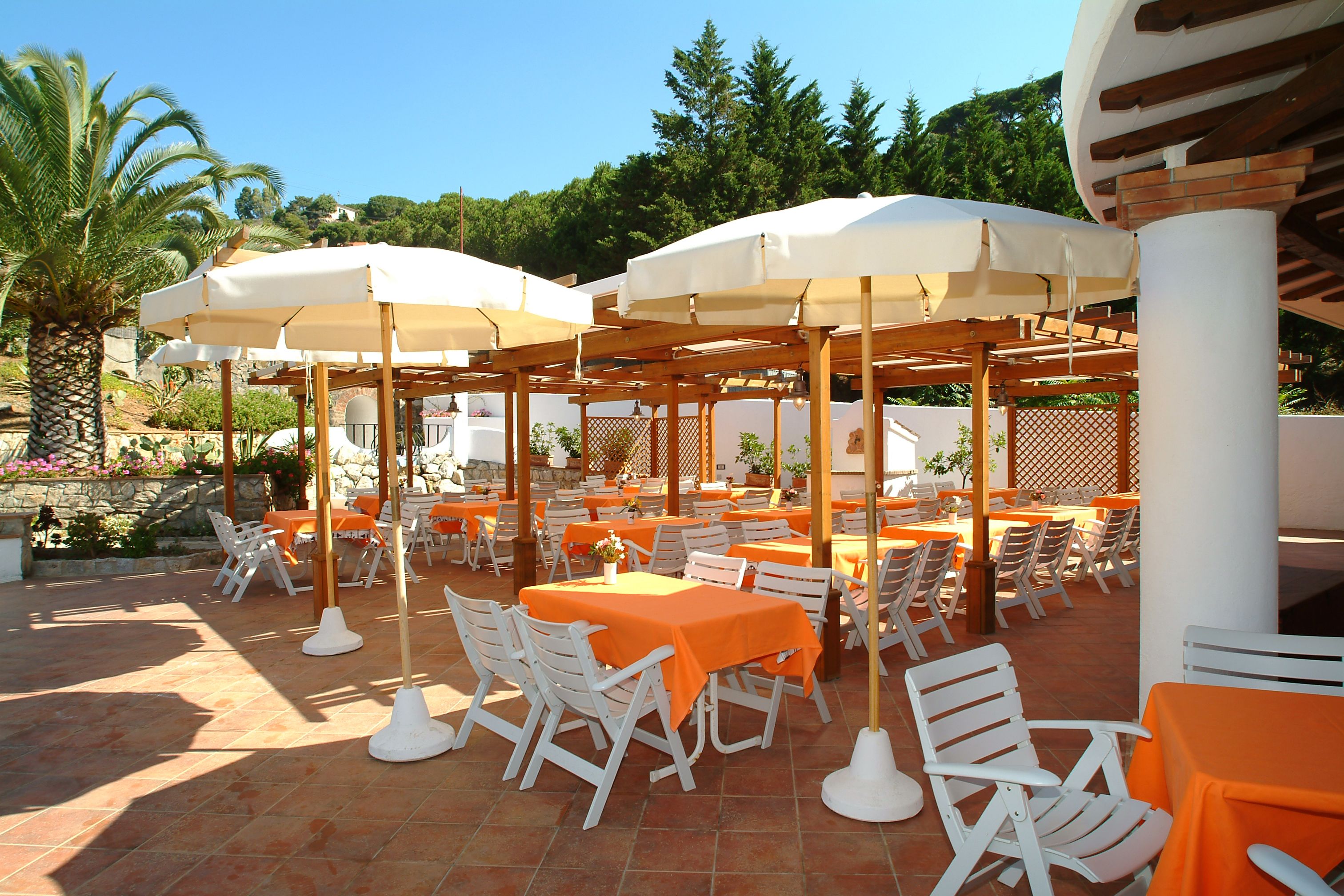 3 restaurants; lunch and dinner served