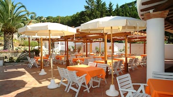 3 restaurants; lunch and dinner served