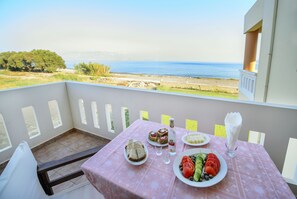Outdoor dining - Waterfront with Extraordinary View, Erato (Νωπήγεια)