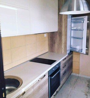 冷蔵庫、電子レンジ、食器洗い機、コーヒー / ティーメーカー