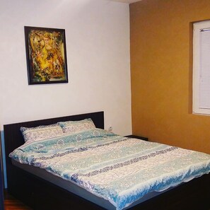 6 bedrooms, desk, iron/ironing board, free WiFi