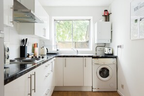 House (2 Bedrooms) | Dapur peribadi | Ketuhar gelombang mikro, ketuhar 
