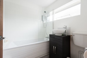 Rumah (2 Bedrooms) | Kamar mandi | Bathtub dan handuk