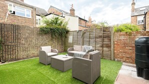 Unclassified image, 5 of 27, button - The Century Chalet - Contemporary 2bdr Townhouse With Parking (Oxford)