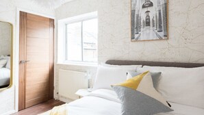 Unclassified image, 3 of 27, button - The Century Chalet - Contemporary 2bdr Townhouse With Parking (Oxford)