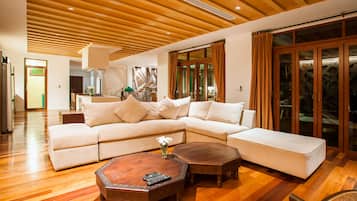 5 Bedrooms with Private Pool Villa | Living room