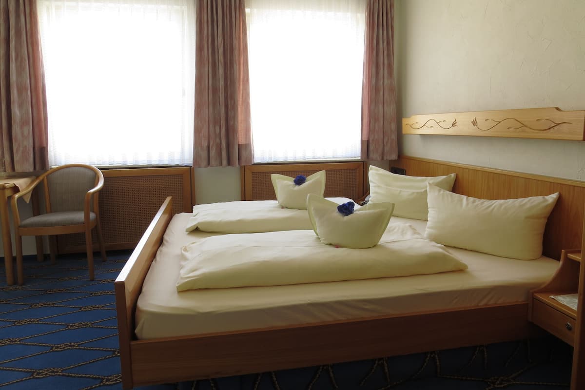 Habitación doble estándar (Ortsseite) | Ropa de cama hipoalergénica y caja de seguridad en la habitación 