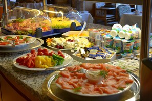 Free daily buffet breakfast