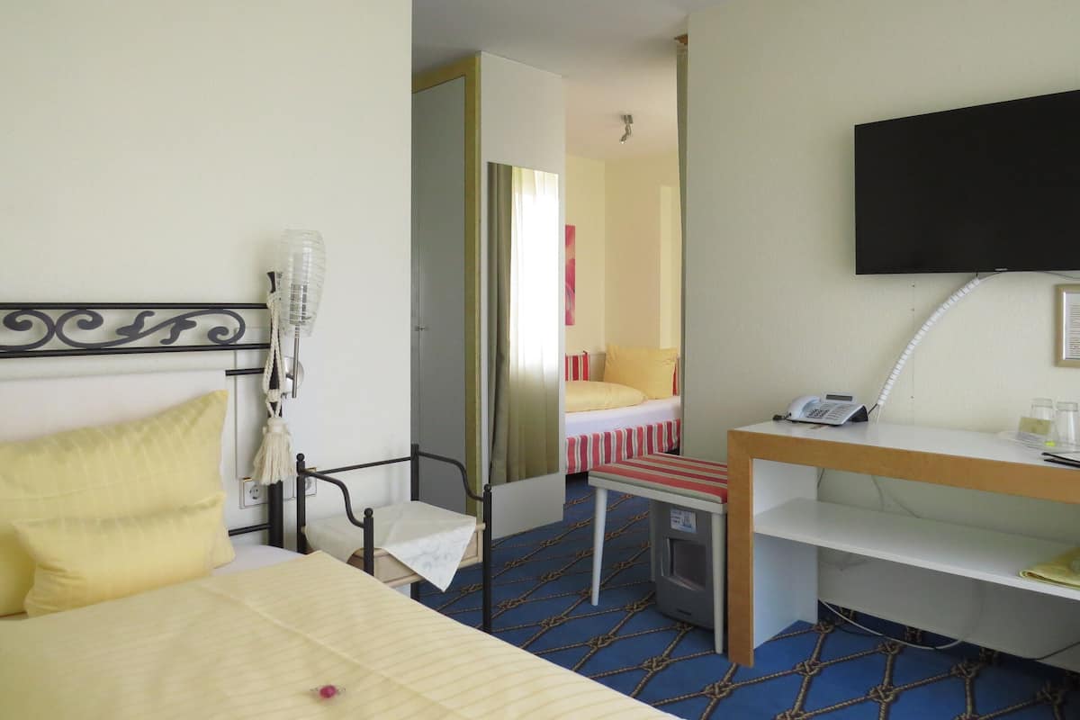 Twin kamer, balkon, aan het meer | 1 slaapkamer, hypoallergeen beddengoed, een kluis op de kamer