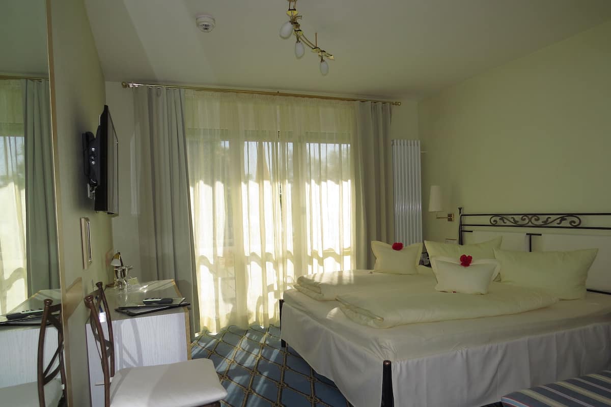 Habitación doble, balcón, junto al lago | Ropa de cama hipoalergénica y caja de seguridad en la habitación 
