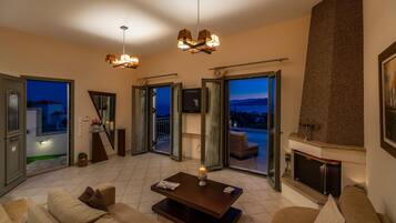 TV, caminetto, lettore DVD, impianto stereo