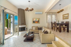 TV, fireplace, DVD player, stereo - Stunning Maisonette close to the sea with breathtaking view and pool (Πόρτο Χέλι)
