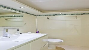 Combined shower/tub, hair dryer, towels, soap - Luxury Sea View Apartment W Balcony  (הרצליה)