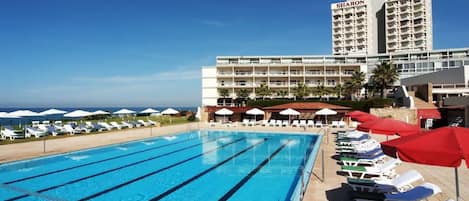 Piscine couverte, piscine extérieure