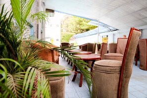 Petit déjeuner, déjeuner et dîner servis sur place