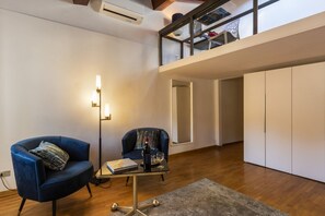 Apartment, 3 Schlafzimmer | Wohnbereich | Fernseher