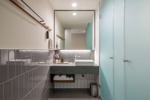 デラックス ルーム シティビュー | バスルーム | シャワー、バスアメニティ (無料)、ヘアドライヤー、タオル