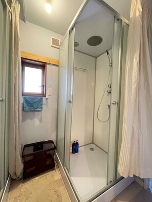 Een douche, een haardroger, een bidet, handdoeken