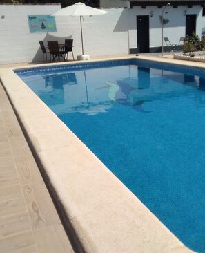 Outdoor pool, pool umbrellas, pool loungers - Bahia Guesthouse (Chiclana de la Frontera)