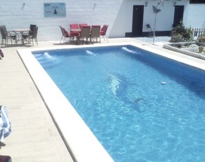 Outdoor pool, pool umbrellas, pool loungers - Bahia Guesthouse (Chiclana de la Frontera)