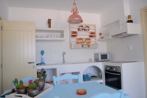 ثلاجة، ميكروويف، فرن، ماكينة لصنع القهوة/الشاي