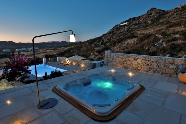 Outdoor spa tub