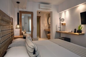 Une chambre à coucher moderne avec un lit, une table de chevet et un luminaire suspendu.
