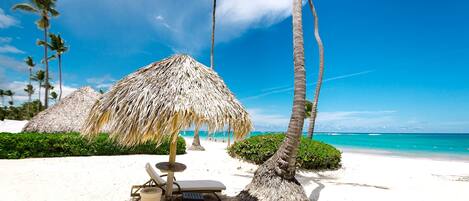 Chaises longues, serviettes de plage
