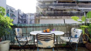 Outdoor dining - Sweet Convenience Apartment in the Center of Athens (Αθήνα)