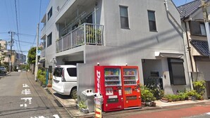 A modern two-story building with a balcony on the upper floor, a vending machine, and a parked car. - 2 min. to Asakusa line - Quiet area (大田区)