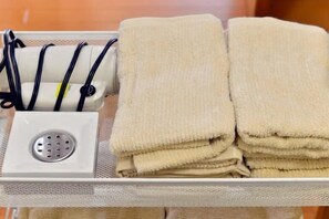 Ensemble baignoire-douche, séchoir à cheveux, serviettes fournies, savon