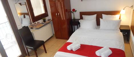 1 Schlafzimmer, Schreibtisch, schallisolierte Zimmer