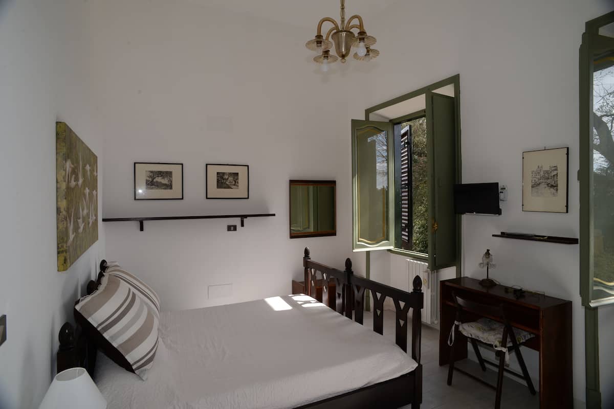 Ropa de cama de alta calidad, cubrecamas y minibar