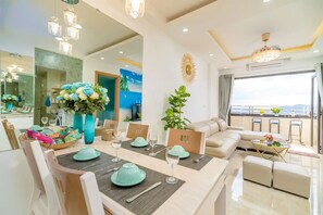 Appartamento, 2 camere da letto, vista spiaggia | Soggiorno | TV a schermo piatto 32 pollici con canali via cavo, TV