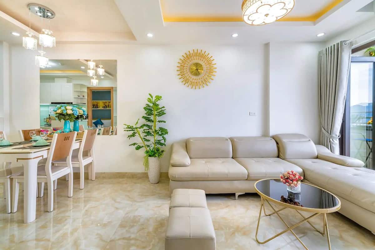 Apartemen, 2 kamar tidur, pemandangan pantai | Area keluarga | Televisi layar datar 32-inci dengan saluran TV kabel dan TV