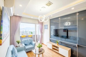 Apartment, 2 Schlafzimmer, Stadtblick | Wohnbereich | 32-Zoll-Flachbildfernseher mit Kabelempfang, Fernseher