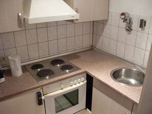 Apartment, 2 Single Beds | Private kitchen | Fridge, microwave, oven, stovetop - Kulturgut (Speyer)