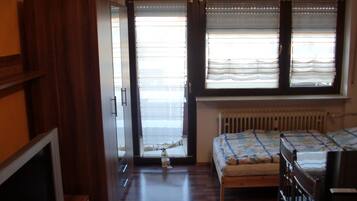 Apartment, 2 Einzelbetten | Wohnbereich | Fernseher