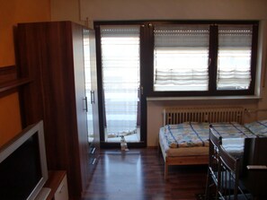 Huoneisto, 2 yhden hengen sänkyä | Oleskelualue | Televisio