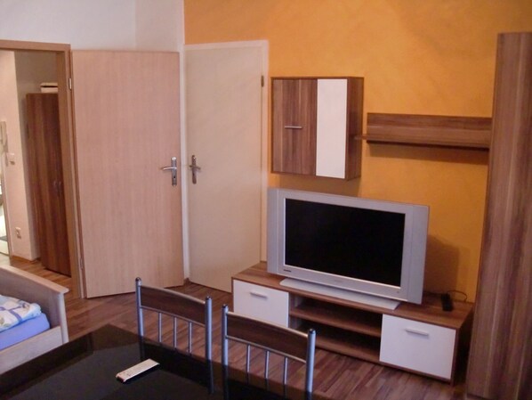 Departamento, 2 camas individuales | Televisión