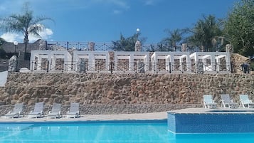 2 outdoor pools, pool loungers