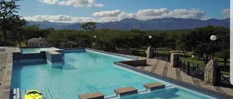 2 piscines extérieures, chaises longues