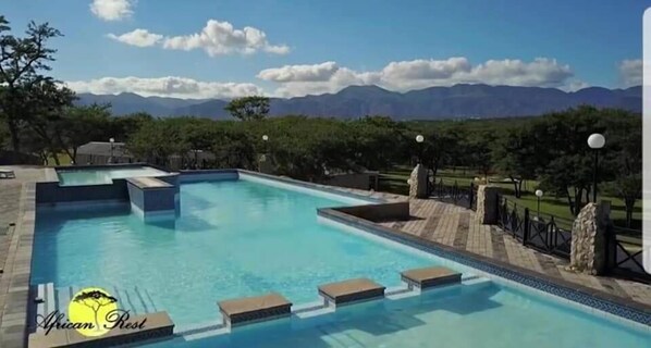 2 Außenpools, Liegestühle