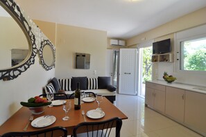 Interior - Private, Cozy Decorated, Fancy And Modern Cottage With Sea Views And Garden. (Πέραμα)