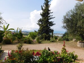 Property grounds - Private, Cozy Decorated, Fancy And Modern Cottage With Sea Views And Garden. (Πέραμα)