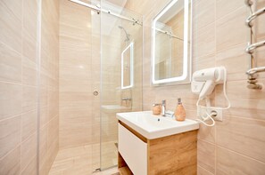 Habitación estándar doble, baño privado (Extra A) | Tabla de planchar con plancha, wifi gratis, ropa de cama