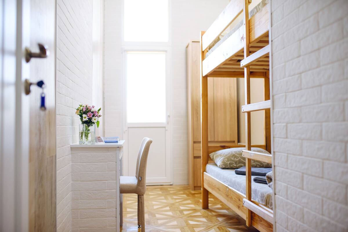 Habitación económica con 2 camas individuales, baño compartido | Tabla de planchar con plancha, wifi gratis y ropa de cama