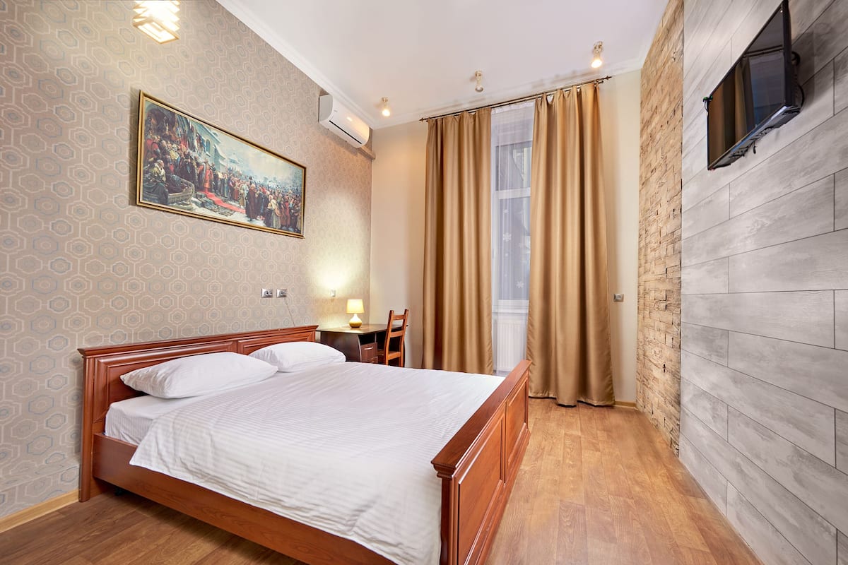 Habitación doble económica, baño compartido (A) | Tabla de planchar con plancha, wifi gratis y ropa de cama